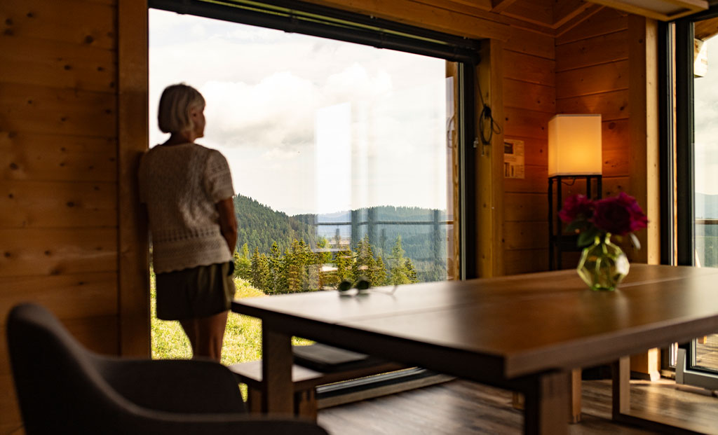 Esstisch am Panoramafenster mit weitem Blick in die Bergwelt